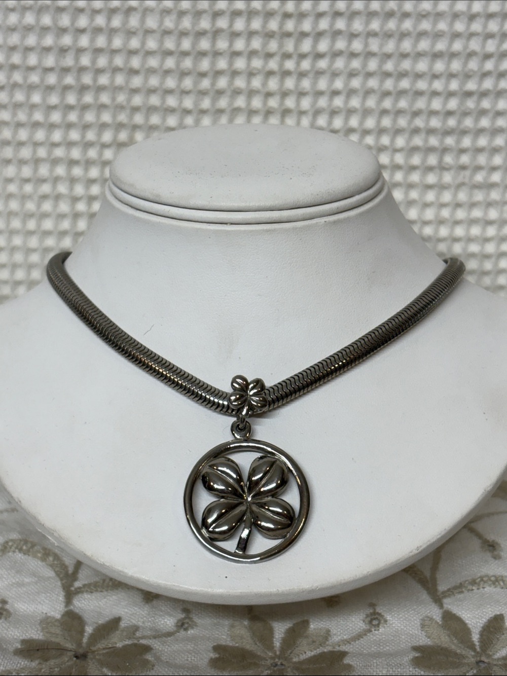 Capri shamrock, silver necklace